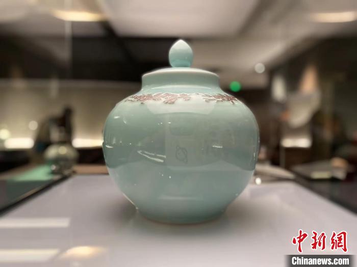 当日展出的青瓷作品。　钱晨菲 摄
